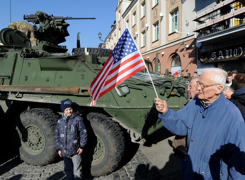 Poliaci srdečne privítali vojenský konvoj USA