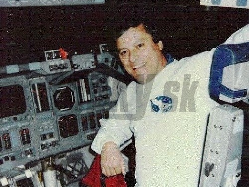 Clark C. McClelland sedí v raketopláne