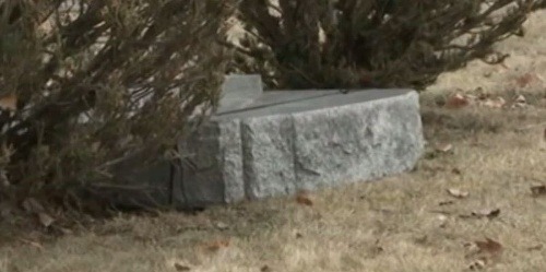 Muža zabil náhrobok jeho svokry