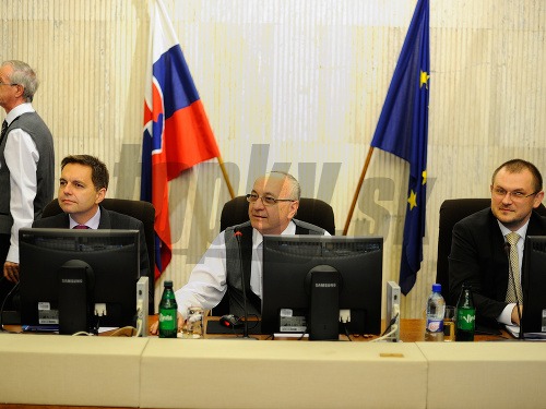 (Zľava) Minister financií SR Peter Kažimír, čašník, ktorý sedí na mieste premiéra a štátny tajomník Ministerstva vnútra SR Marián Saloň.