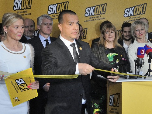 Novozvolený predseda strany SKOK! Juraj Miškov (v strede) na TB po ustanovujúcom Republikovom sneme Slovenskej občianskej koalície (SKOK!). 