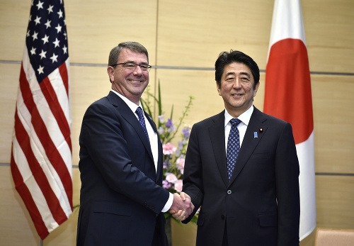 Ash Carter s japonským predsedom vlády Shinzom Abem