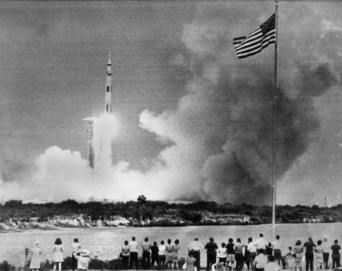 Raketa Saturn vynáša kozmickú loď Apollo 13 do vesmíru