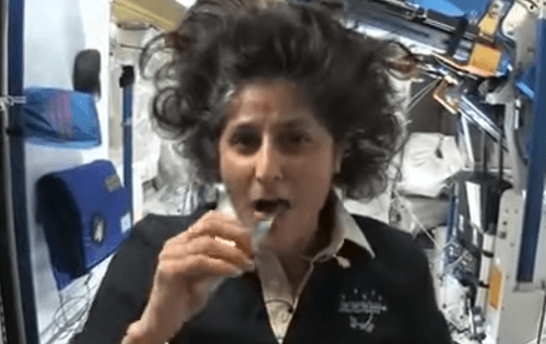 Čistenie zubov vo vesmírnej lodi