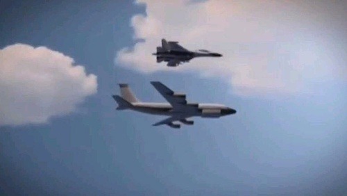 Ruská stíhačka nad americkým lietadlom