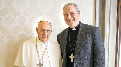Pápež František s Róbertom Bezákom.