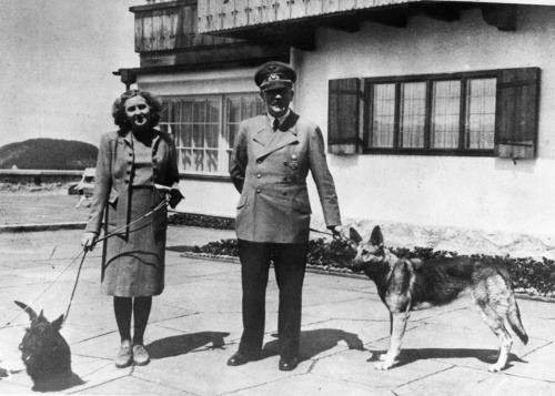 Hitler s Evou a obľúbeným vlčiakom Blondim