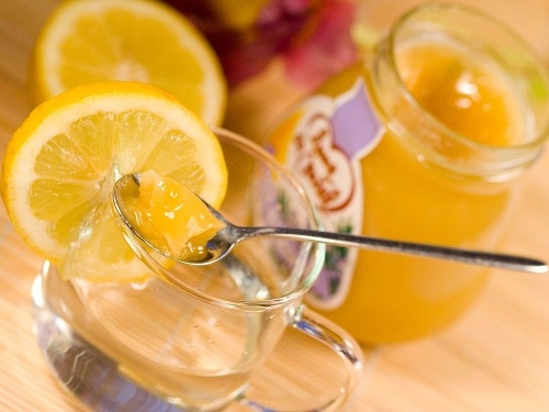 Citrónová voda s medom má množstvo zdravotných výhod pre ľudský organizmus. 