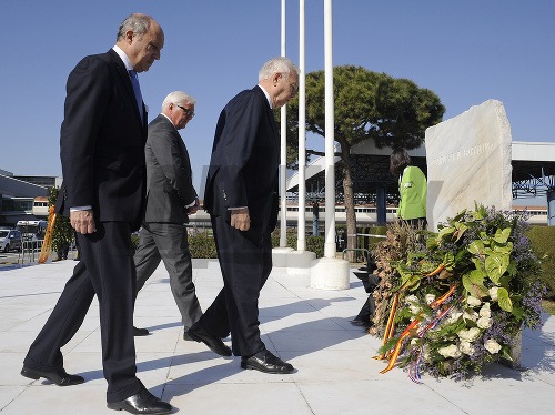 (Zľava) Minister zahraničných vecí Francúzska Laurent Fabius, minister zahraničných vecí Španielska Manuel Garcia Margallo a nemecký minister zahraničných vecí Frank-Walker Steinmeier.