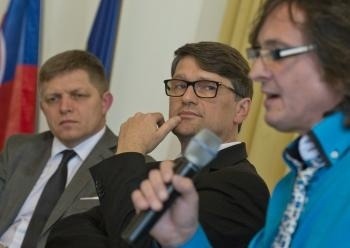 Premiér Robert Fico, minister kultúry SR Marek Maďarič a zástupca Iniciatívy za slovenskú hudbu Martin Ďurinda