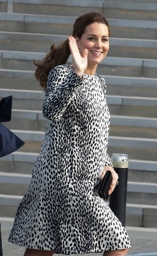 Tehotná Kate Middleton zrejme čoskoro porodí