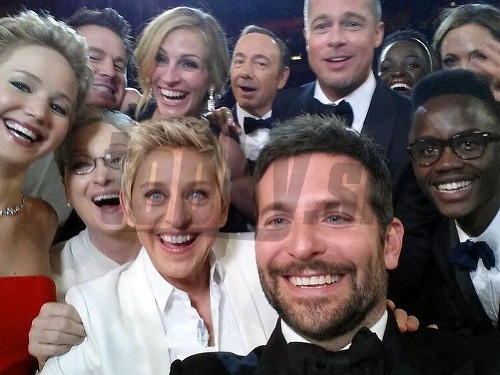 Ellen DeGeneres zdieľala fotku s celebritami, ktorou spôsobila kolaps sociálnej siete.
