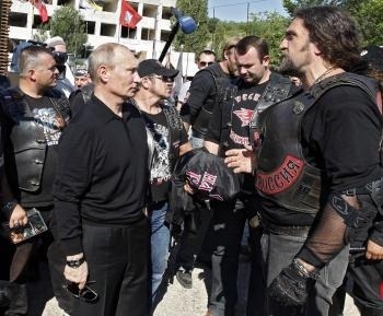 Vladimír Putin (vľavo) sa rozpráva s vodcom motorkárskej skupiny Noční vlci Alexandrom Zaldostanovom 
