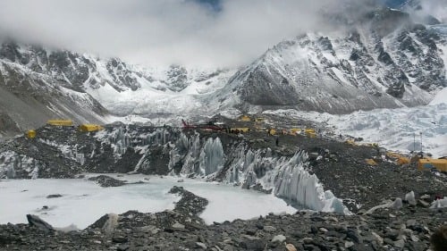 Vrtuľníky evakuujú horolezcov z Everestu