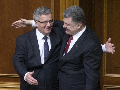 Petro Poroshenko a Bronislaw Komorowski (vľavo)