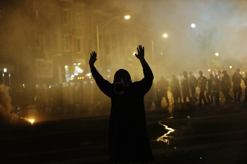 Baltimore má za sebou druhú noc rasovo motivovaných nepokojov