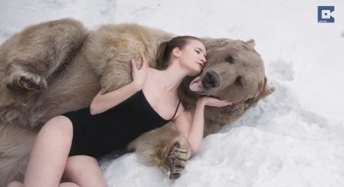 Ruská modelka sa mazná s medveďom