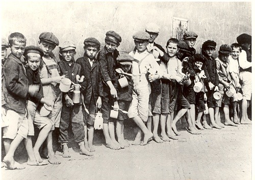 ladné deti čakajú na polievku v období nezamestnanosti (1929 - 1933)