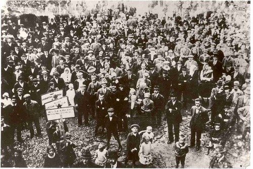 Robotnícky generálny štrajk na Vrútkach v decembri 1920 a nástup robotníkov do decembrového štrajku v roku 1920 pred budovou kancelárií hlavných dielní na Vrútkach