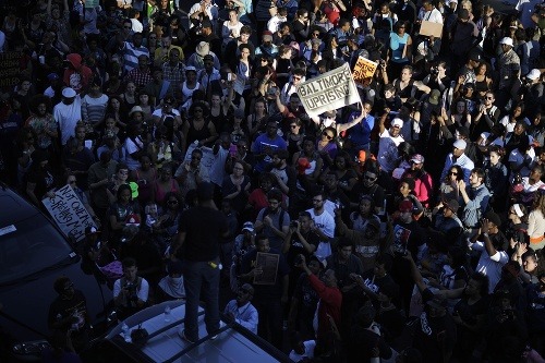 Obyvatelia mesta Baltimore oslavovali obvinenie policajtov zo smrti mladíka.