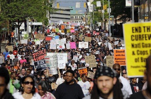 Obyvatelia mesta Baltimore takto oslavovali obvinenie policajtov zo smrti mladíka.