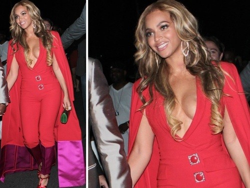 Beyoncé sa na boxerskom podujatí ukázala oblečená v červenom overale, ktorý odhaľoval jej vnady. 
