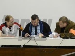 Na snímke obžalovaní Sergej Salmanov (prvý zľava) a Alexander Salmanov (prvý sprava).