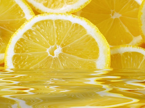 Pozor na množstvo skonzumovanej vody s citrónom, inak si môžete zničiť zuby. 
