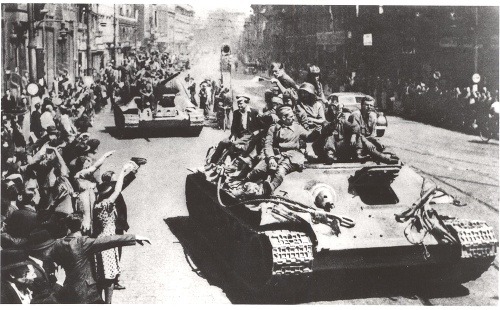 Pohľad na vítanie Červenej armády, osloboditeľky hlavného mesta ČSR Prahy v roku 1945