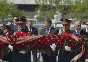 Robert Fico počas pietneho aktu kladenia vencov k pamätníku neznámeho vojaka v Alexandrovskej záhrade