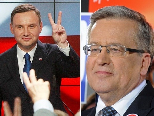 Andrzej Duda (vľavo) prekvapivo po prvom kole vedie nad úradujúcim prezidentom Poľska Bronislawom Komorowskim