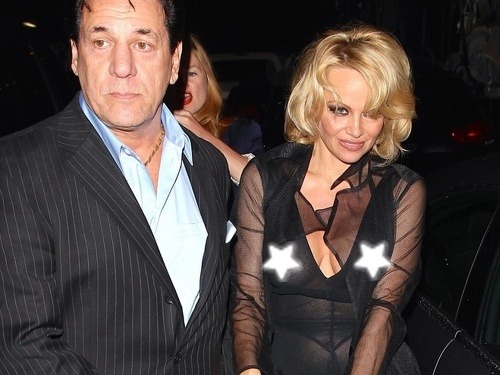 Pamela Anderson podprsenky príliš nenosí