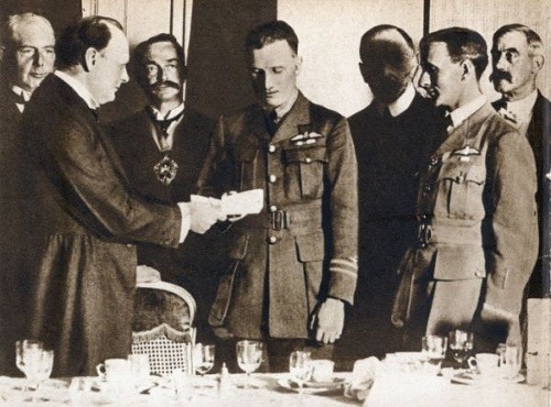 Churchill odovzdáva peňažnú odmenu letcom 2. svetovej vojny - Johnovi Williamovi Alcockovi a Arthurovi Whittenovi Brownovi