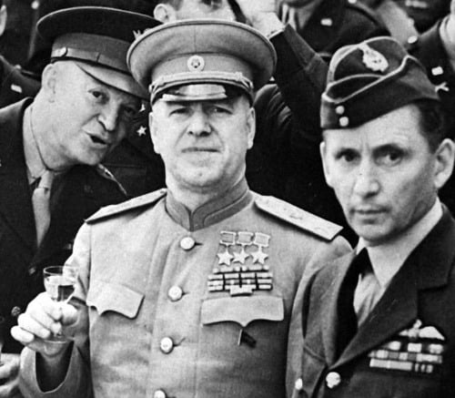 Maršal Žukov (v strede).
