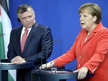 Na snímke vľavo jordánsky kráľ Abdalláh II. a vpravo nemecká kancelárka Angela Merkelová počas tlačovej konferencie v Berlíne