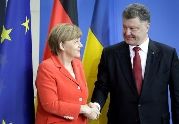 Nemecká kancelárka Angela Merkelová (vpravo) a ukrajinský prezident Petro Porošenko (vľavo) 