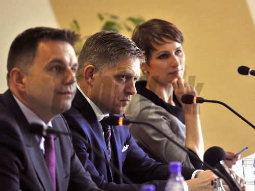 (Zľava) Minister financií Peter Kažimír, predseda vlády SR Robert Fico a hovorkyňa vlády Beatrice Szabóová