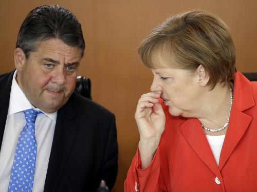 Nemecký minister hospodárstva Sigmar Gabriel a Angela Merkelová