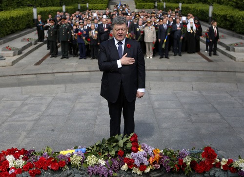 Ukrajinský prezident Petro Porošenko pred pamätníkom vojakov padlých v boji proti nacistickému Nemecku v Kyjeve