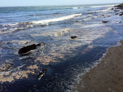 V Kalifornii uniklo po poškodení ropovodu možno až 400.000 litrov ropy 