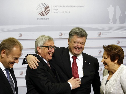 Jean Claude-Juncker (druhý zľava) mal počas summitu dobrú náladu.