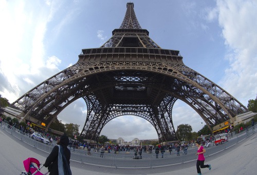 Eiffelova veža je dočasne uzavretá