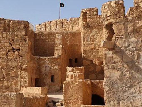 Vlajka Islamského štátu veje na vrchu hradu v Palmýre