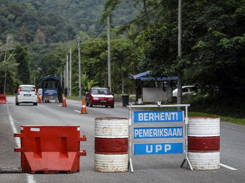 Malajzia objavila pri hraniciach s Thajskom desiatky masových hrobov