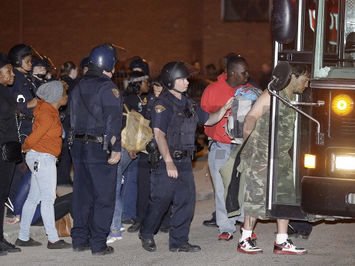 Po násilných protestoch v Clevelande zatkli 70 ľudí