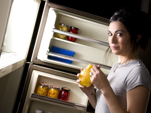 Skoncujte s vyjedaním chladničky vo večerných hodinách!