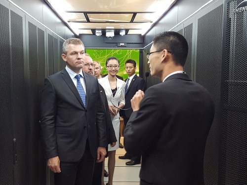 Predseda Národnej rady SR Peter Pellegrini (vľavo) počas návštevy technologického a výskumného centra spoločnosti Huawei v Pekingu.