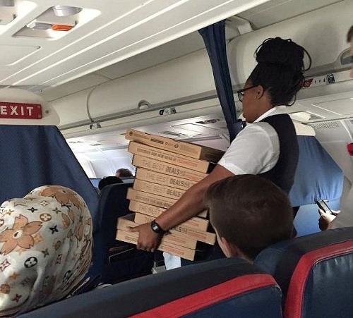 Unavení a znudení pasažieri dostali pizzu.