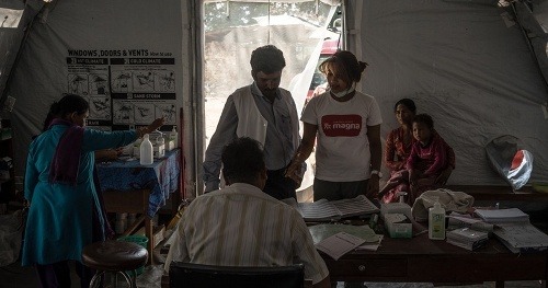 NEPÁL, Bhimtar, 2015 | MAGNA zdravotní pracovníci počas práce v dočasnom zdravotnom centre v dedine Bhimtar, Sindupalchowk. Copyright by Martin Bandžák/MAG