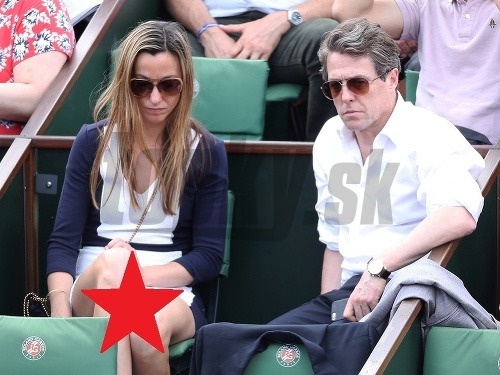 Anna Eberstein a Hugh Grant si spolu vyšli na tenis. Brunetka nechala nohavičky doma.  